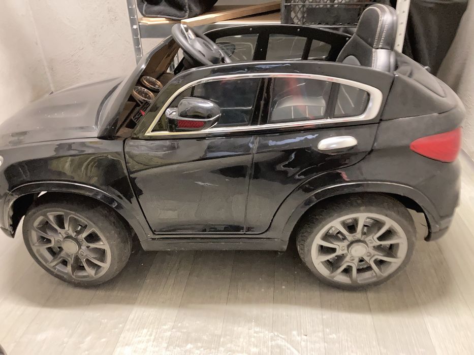 Продавам детска акумулаторна кола