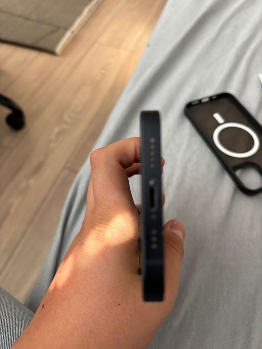 Продавам iPhone 12