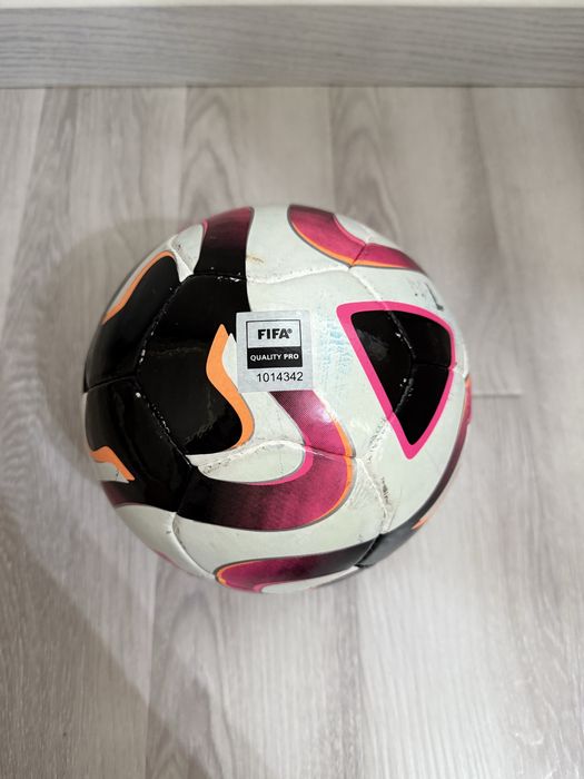 Футбольный мяч для игр.