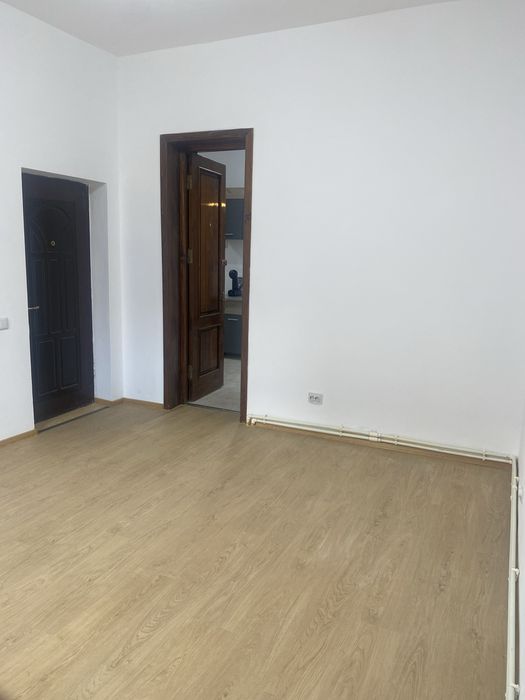 Se vinde Apartament 5 camere, etaj 1, zona Tomis Mall, strada Stefan cel Mare