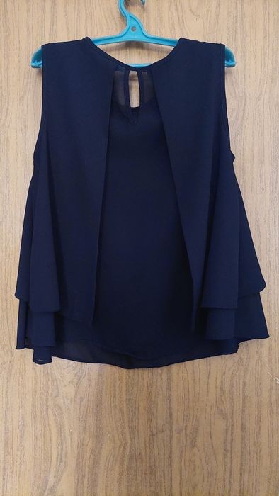 Женская блузка черного цвета.