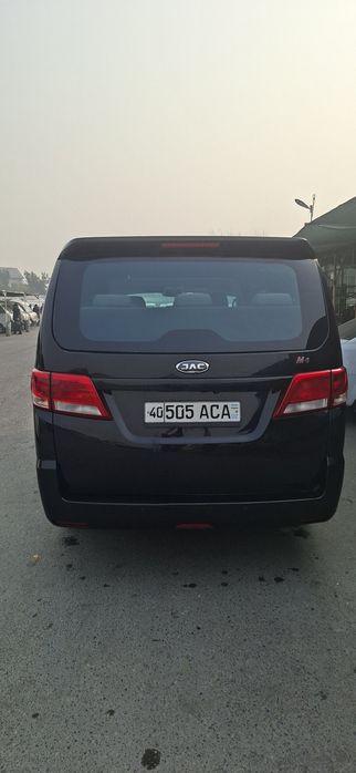 Jac M4 mikroavtobus