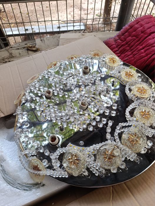 Продаеться полоточная люстра