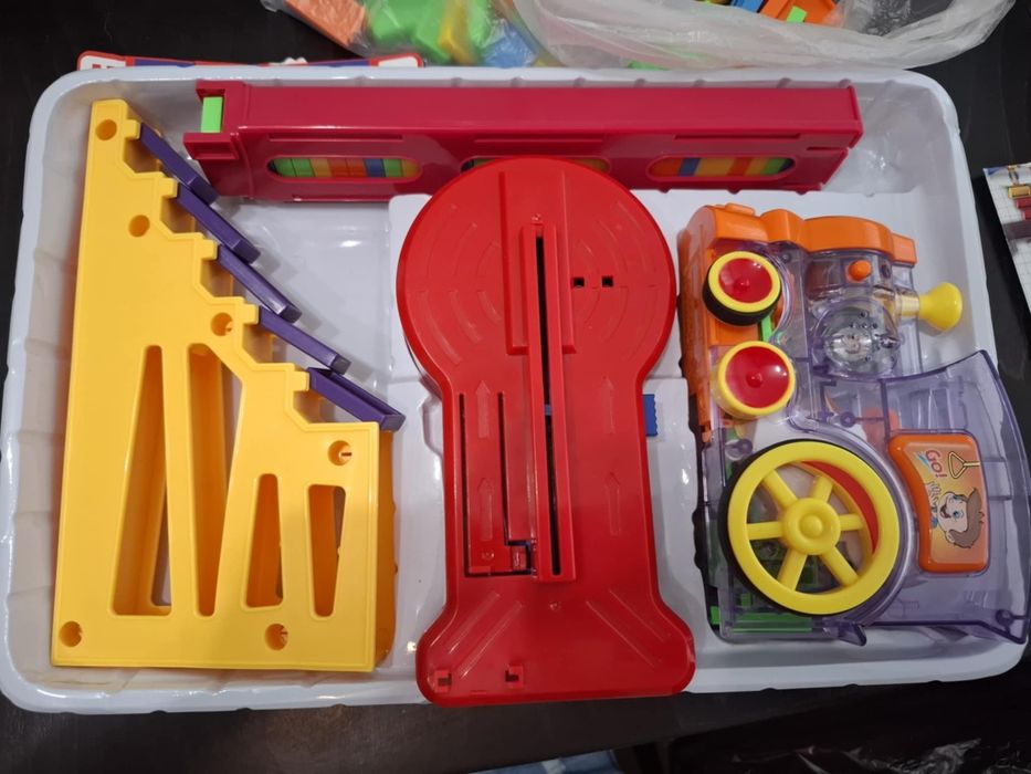 Детско многоцветно влакче редящо домино