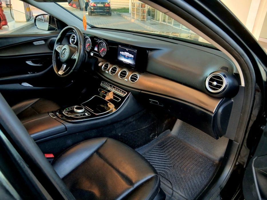 Mercedes-Benz E220 2018 4MATIC 15900€ Impecabil