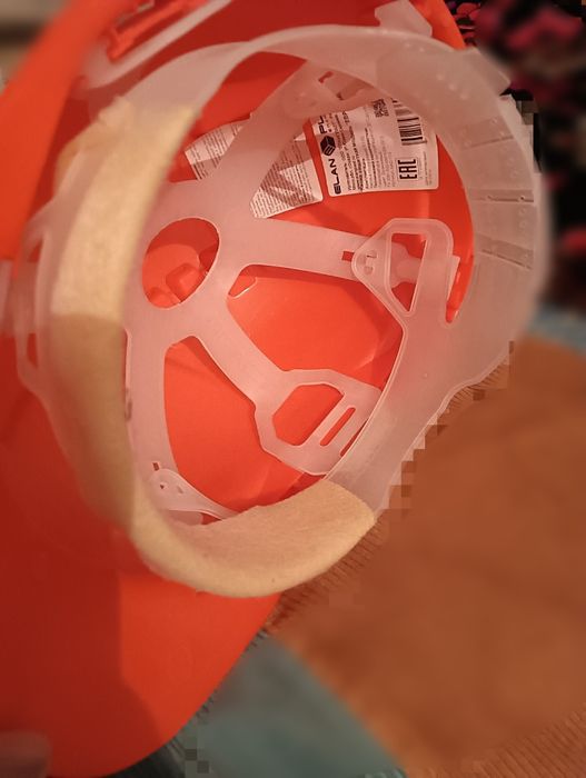 Защитная каска. Пластик.