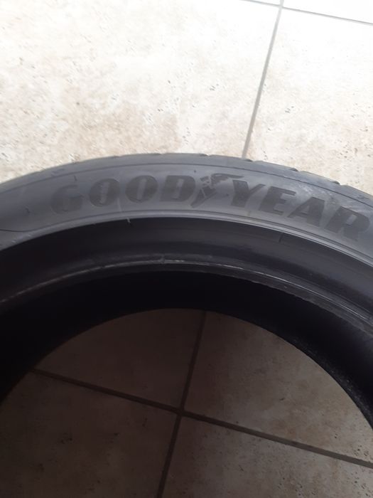 Vind două anvelope vara 245 40 r18