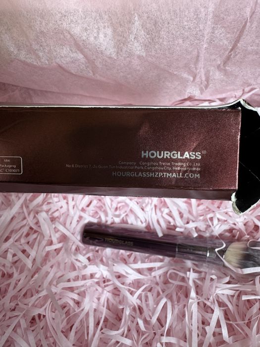 Ambient Soft Glow Foundation Brush/Pensula pentru fond de ten, Hourglass