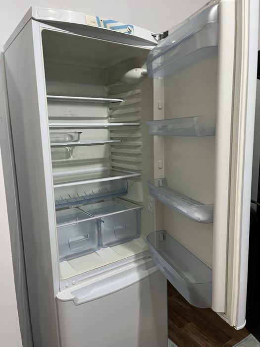 Продам холодильник Indesit