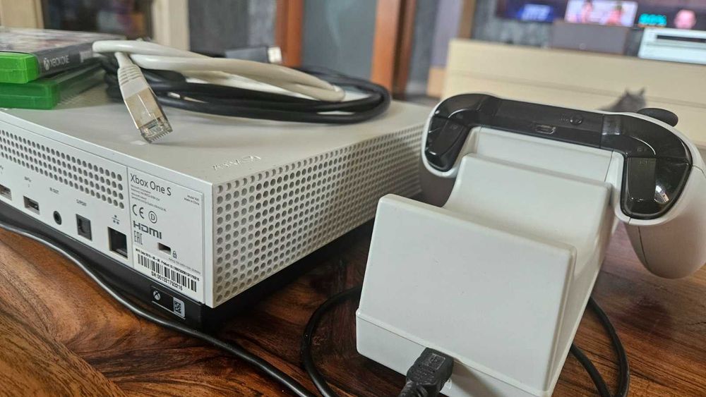 Xbox One S 1TB – Отлично състояние + Игри и Контролер