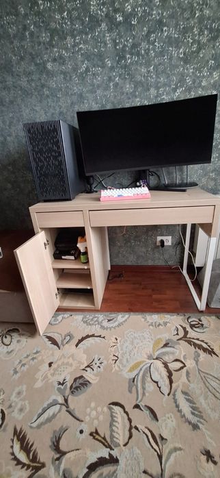 Компьютерный стол в хорошем состоянии