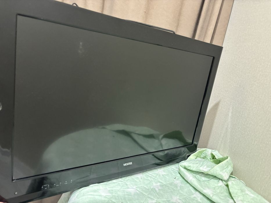 Продам телевизор диаганаль 100 работет .
