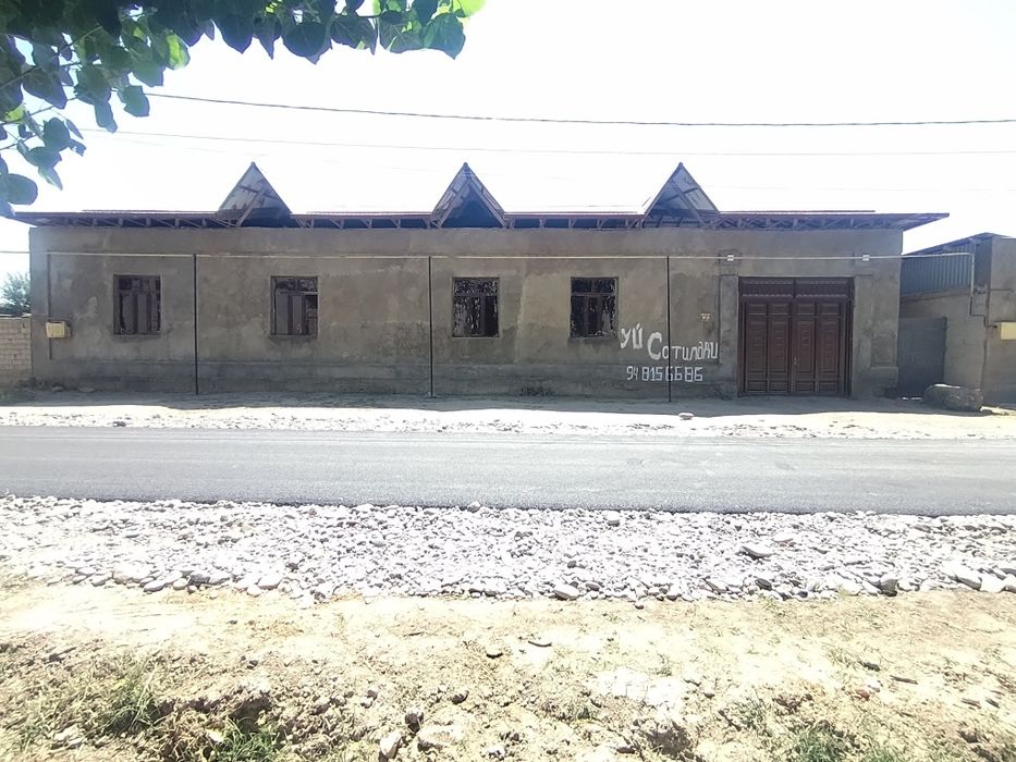 8 sotxdan katta Uchaska sotiladi 5 va 3 xonadan iborad uylari bor