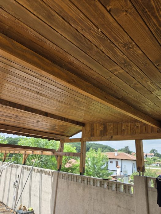 Изграждаме дървени навеси, парапети, подиуми с декинг и др.