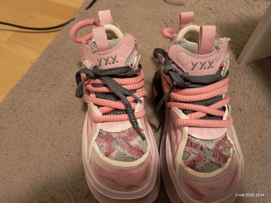 Vand adidasi roz marimea 37 cu piele pe interior