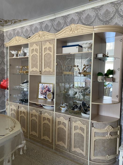 Классический сервант (шкаф)