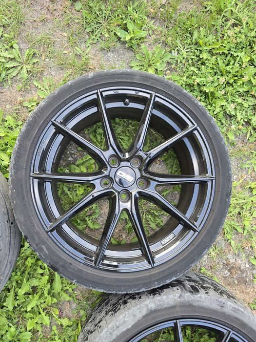 Set de 4 jante aliaj  echipate cu anvelope de vară 225/40 R18 92Y.