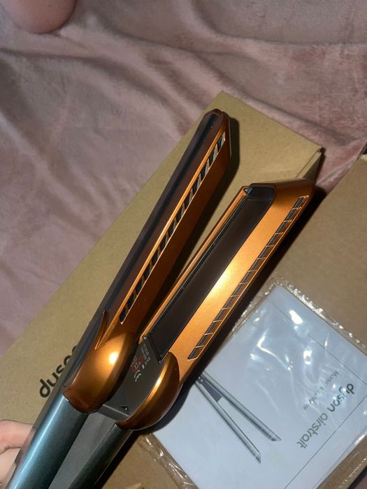 Aparat de uscat și îndreptat părul Dyson Airstrait