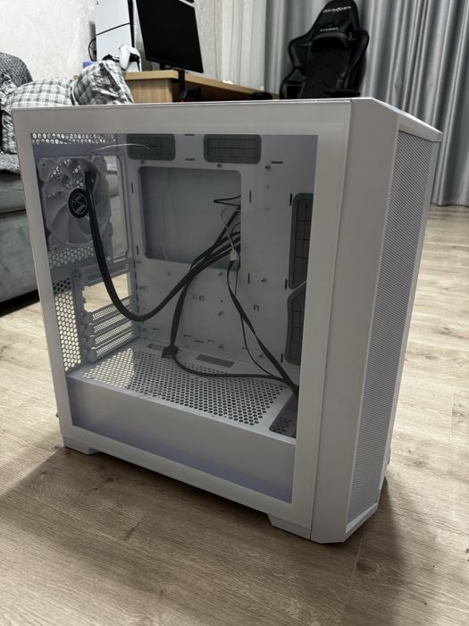 Продам корпус Lian Li 215 W