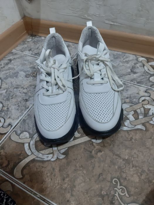 продам кроссовки