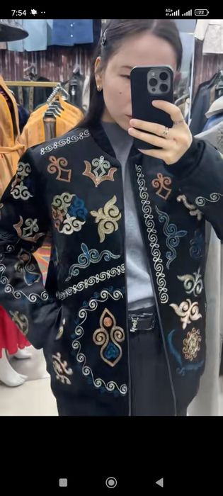 Бомбер в стиле этно с орнаментом.