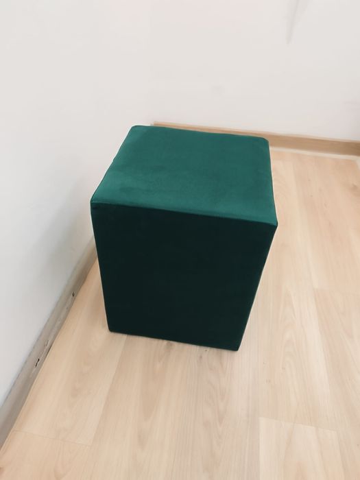 Vând taburet cub patrat din catifea verde smarald taburel