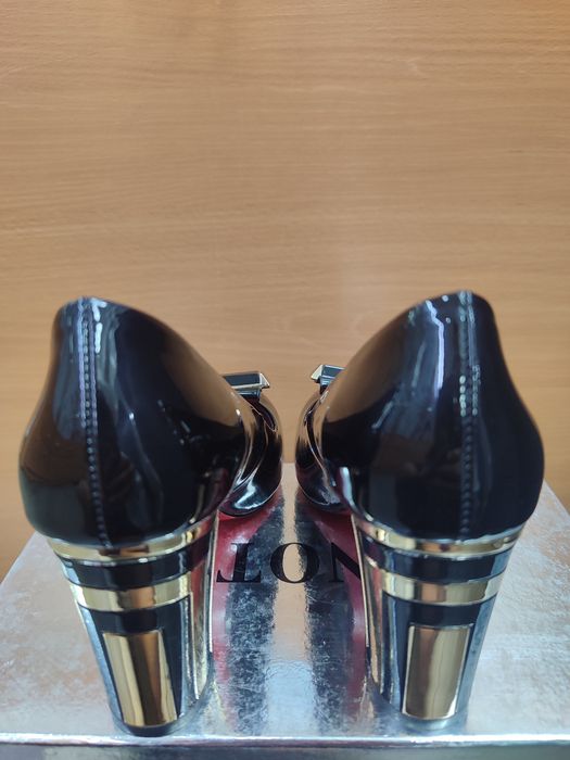 Продам фирменные туфли