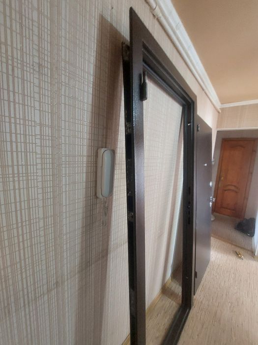 Продам входную  дверь .