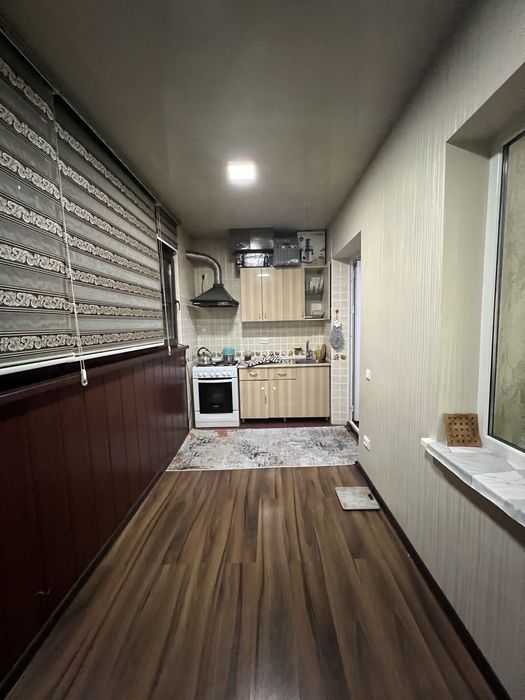 Продаётся квартира Юнусабад18 2 ком 1 этаж кирпичный дом 77 серия