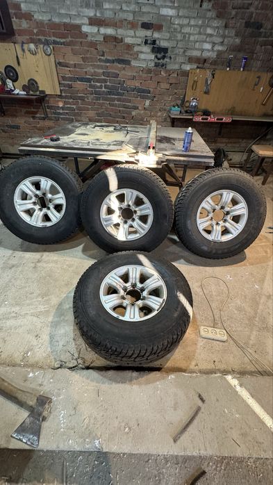 Продам на внедорожник резину с дисками