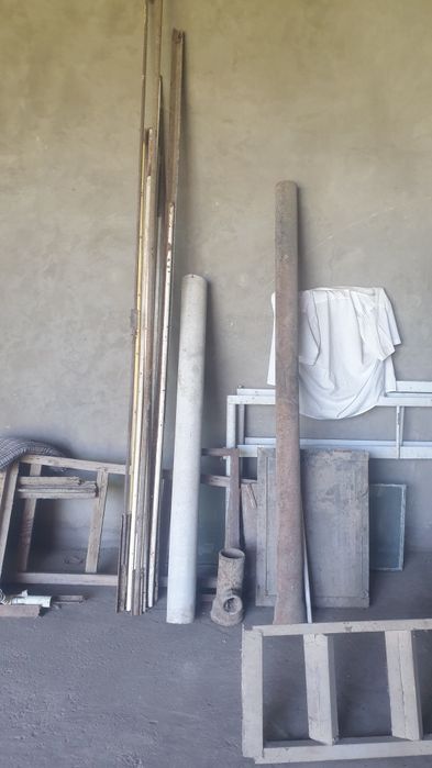 Трубалар, швеллер, арматуралар сотилади.