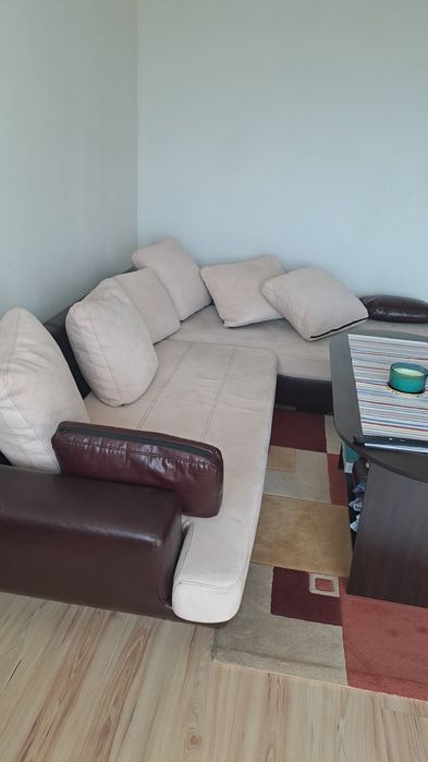 Обзавеждане хол секция холова масичка г образен диван