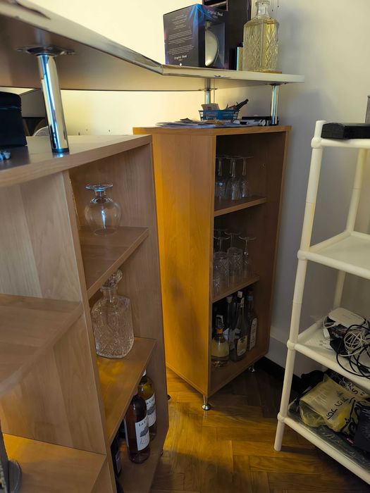 Mobilier bar de colț, realizat la comandă. Ideal pentru living, apartament, casă de vacanță, pensiune sau birou.