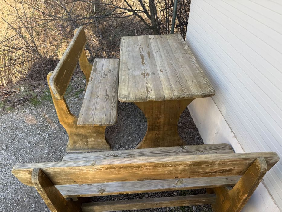 Дървена маса с две пейки