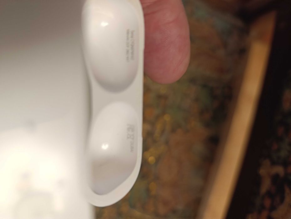 Продам кейс от Apple airpods pro, недорого
