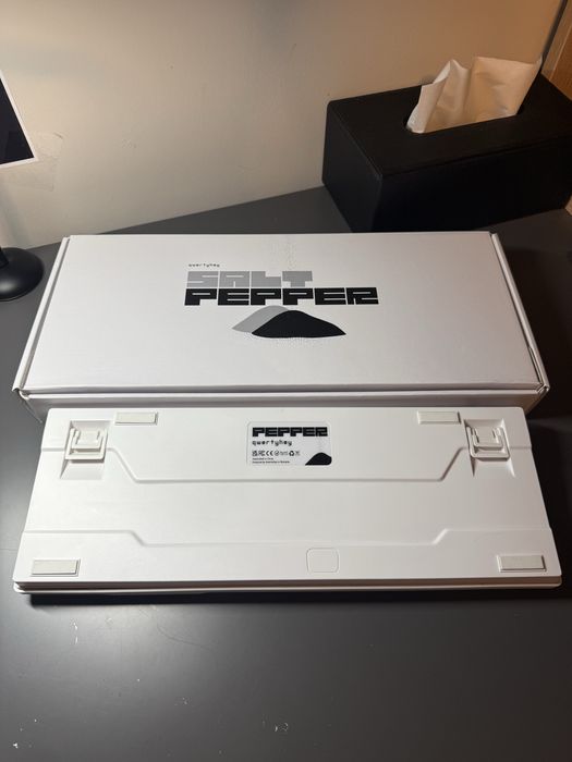 Tastatura Mecanica QwertyKey Salt Custom Nefolosita