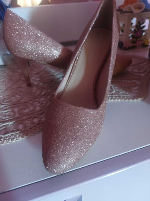 Pantofi noi in cutie