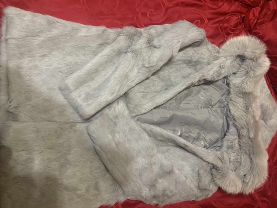 Haina noua, din blana naturala de iepure, cu gluga