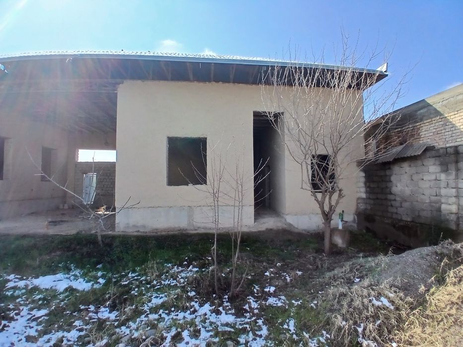 Uy sotiladi 50 metrlik yo‘lni yuzidan