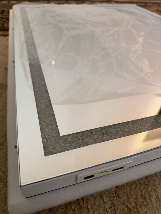 Oglindă LED 70x55cm, iluminare integrată, buton touch, design modern