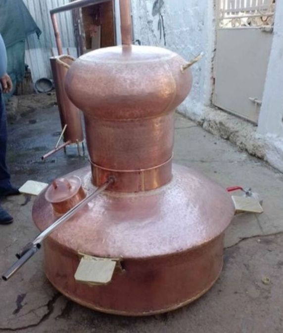 Cazan pentru țuică realizat din cupru, cu capacitate mare, ideal pentru distilare. Prezintă urme de utilizare, dar este funcțional ș