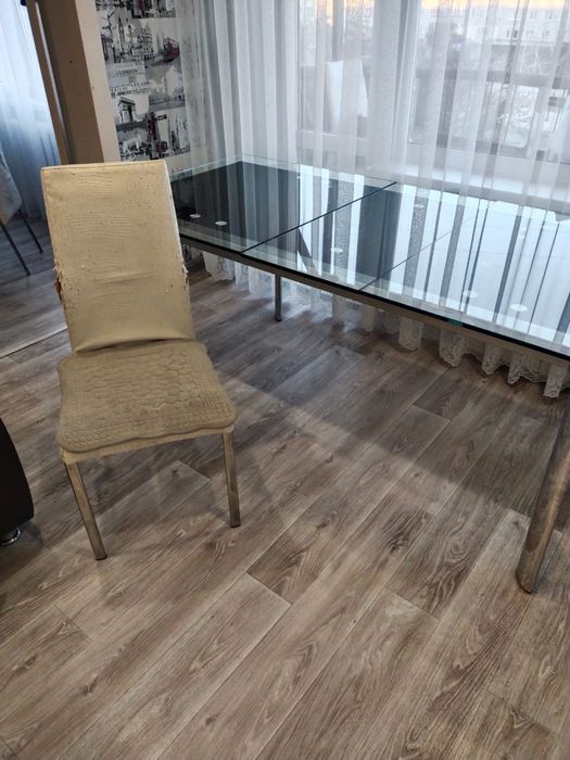 Продам стеклянный стол