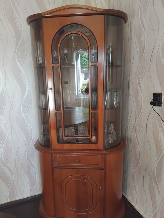 Масивна витрина -орех