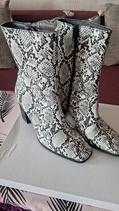 Ghetuţe imitaţie piele de şarpe