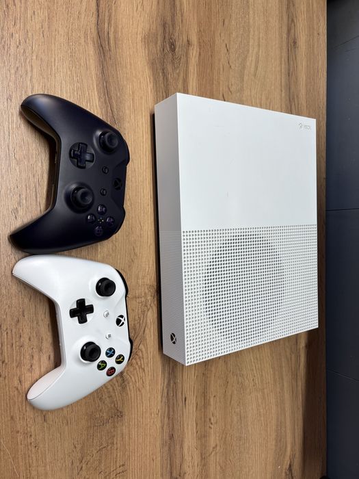 X Box one S Digital , два джойстика