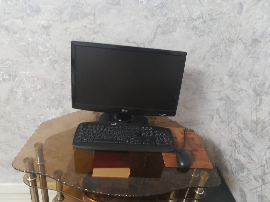Продаётся Компьютер  стол в подарок