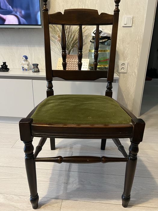 Продаются стулья.