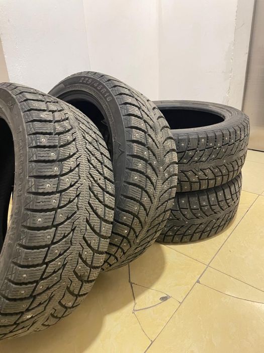 комплект зимних шипованных шин FREEDOM DRIVE, размер 225/45 R18