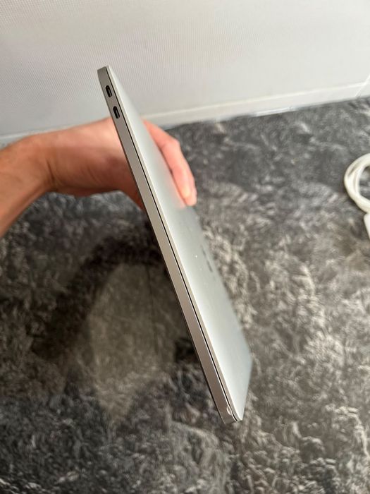 • Macbook Pro 13.3” • RETINA OLED •