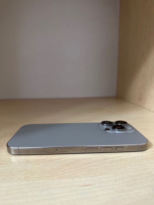 iPhone 16 pro Titanium